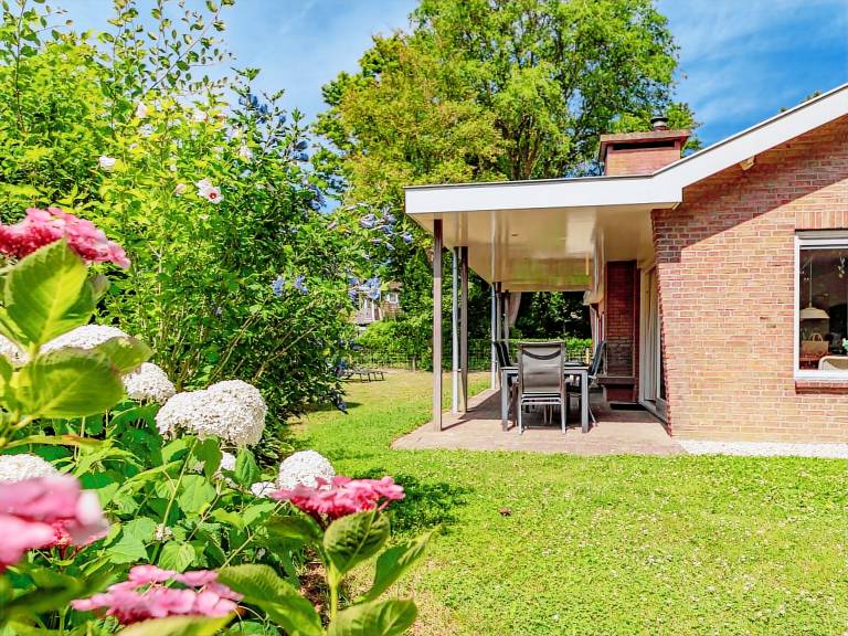Beach bungalow with a lovely garden & terrace. in Kamperland