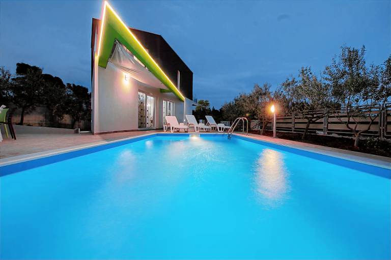 Villa with terrace, heated pool & BBQ | Sea view — photo 5