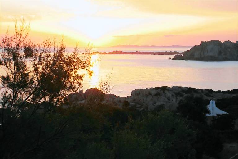 Casa a Capo Testa con vista sul mare e giardino in Santa Teresa di Gallura