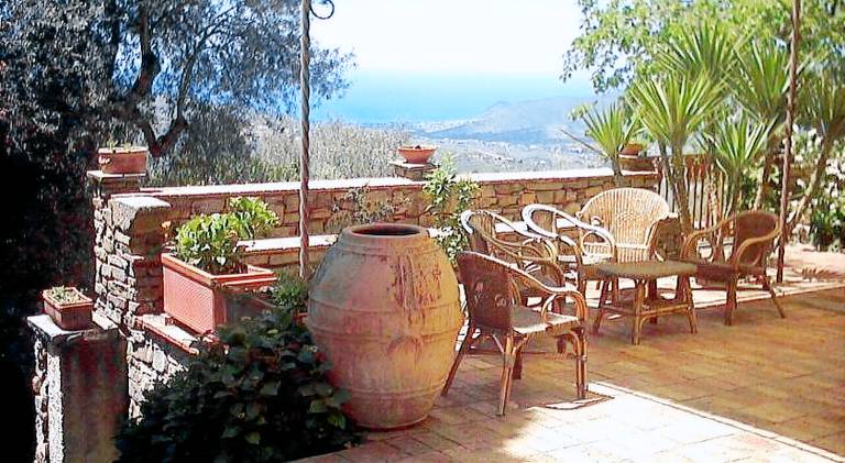 Vacation home with private pool, garden & patio | Suitable for remote work | Pet-friendly — photo 5