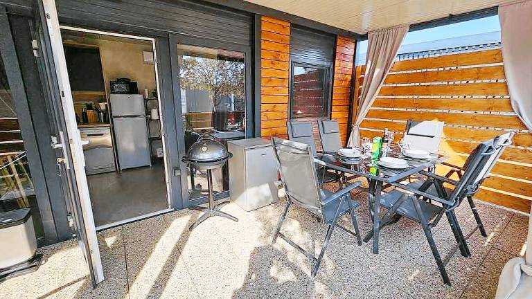 Mobile Home Pelin near beach with shared pool — photo 2