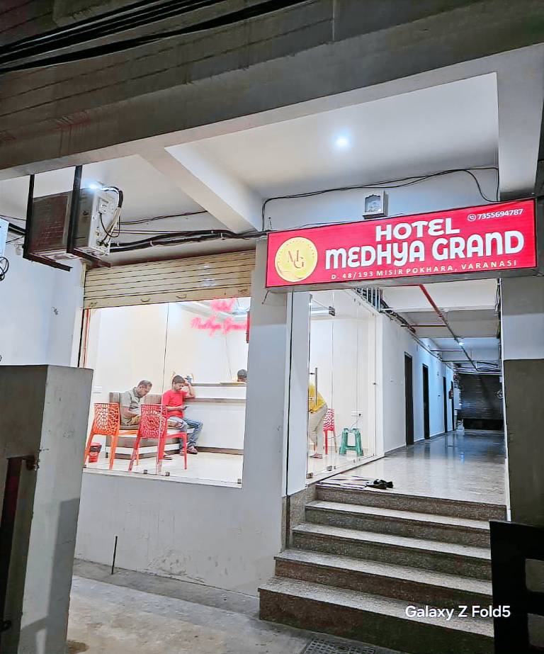 Goroomgo Medhya Grand Varanasi Indian Only Best location Near Shree Kashi Viswanath Temple and Ganga — photo 2