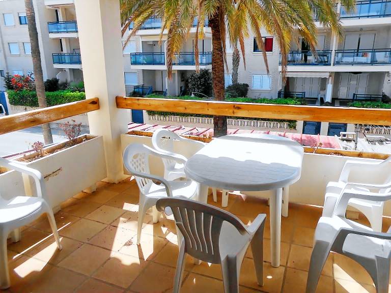 Child-friendly holiday apartment with patio, pool & yard | Beach view | Next to the beach | Pets allowed — photo 2
