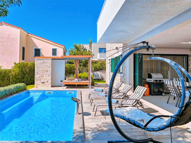 Villa with patio & grill — photo 2
