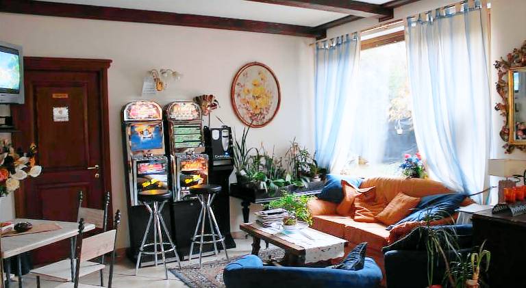 Serviced apartment with patio & yard — photo 3