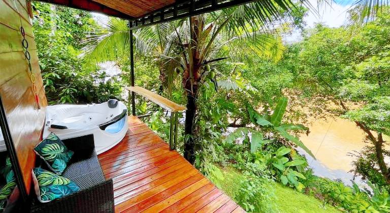 Beautiful lodge with hot tub, garden & terrace | Perfect for remote work | Pet-friendly — photo 3