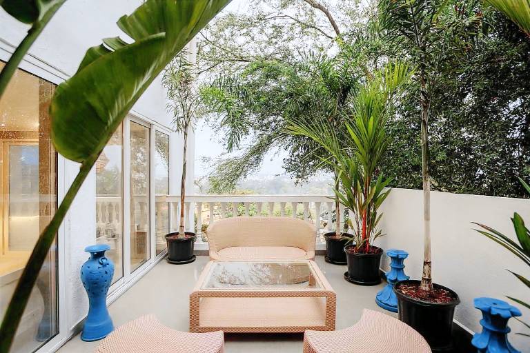 Serviced apartment with hot tub, patio & pool — photo 4