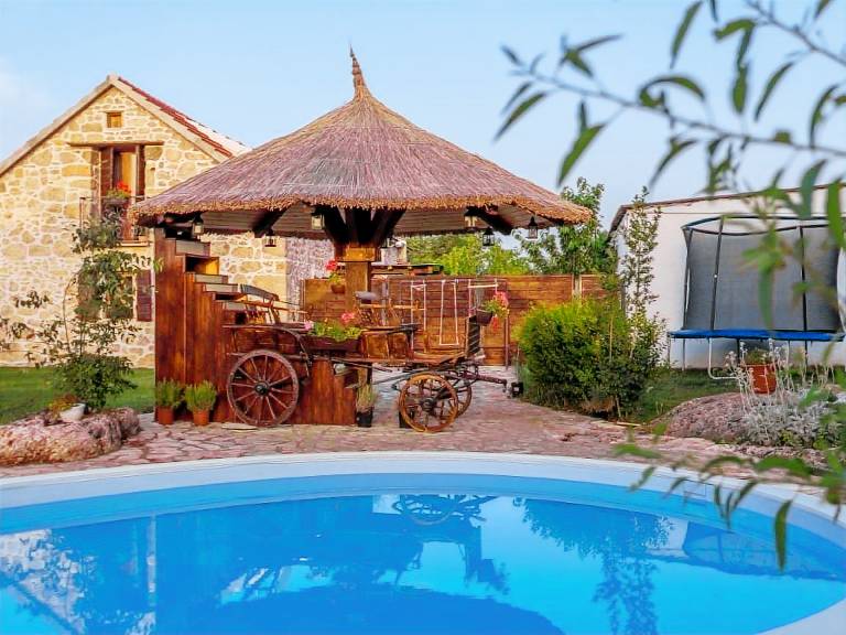 Vacation home with barbeque, yard & patio — photo 3