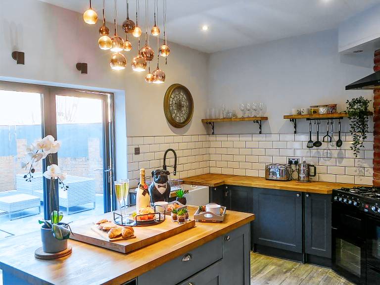 Family-friendly pleasant cottage with yard & hot tub | Pets allowed — photo 4