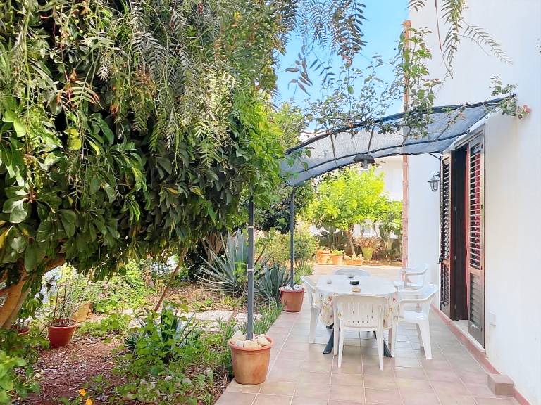 Child-friendly beautiful holiday apartment with patio & garden | Garden view | Pets are welcome — photo 2