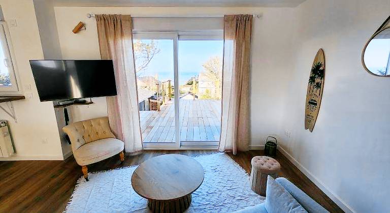 Fully equipped charming vacation home with patio, yard & BBQ | Close to the beach | Pets allowed — photo 2