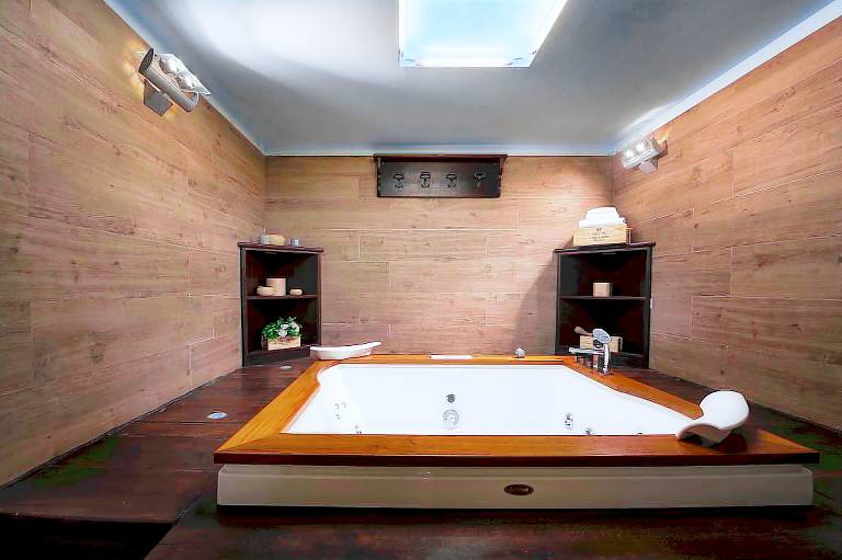 Villa with yard, barbecue & jacuzzi — photo 4