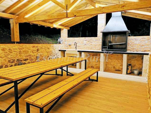 Beautiful cottage with BBQ, patio & yard | Garden view | Pets allowed — photo 3