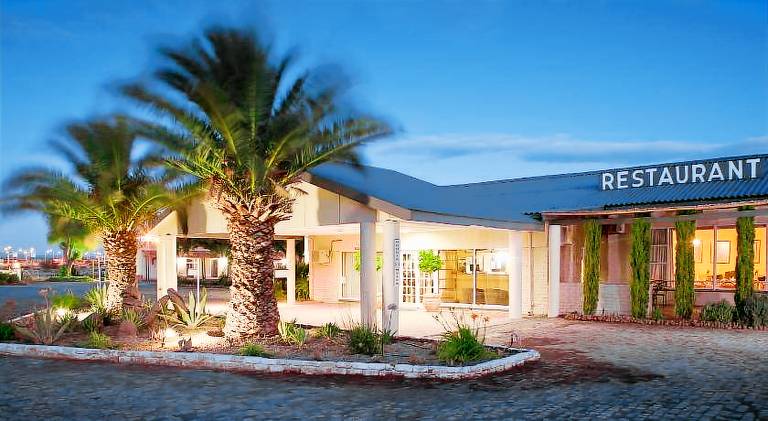 Lodge with terrace, garden & pool — photo 2