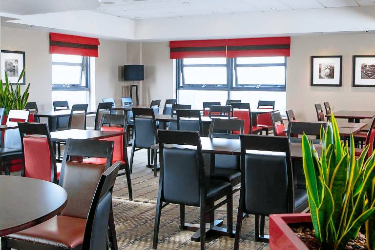 Holiday Inn Express London Luton Airport By IHG — photo 5