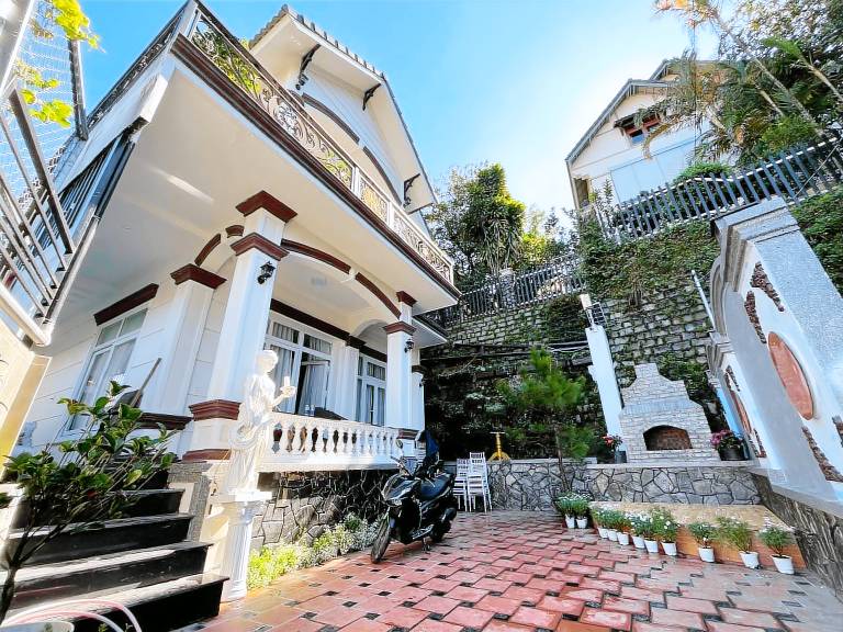 Villa with barbeque & yard in Da Lat
