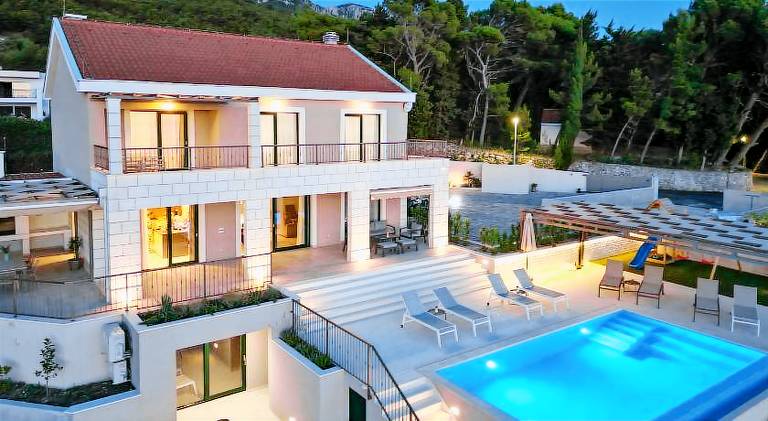 Villa with hot tub & pool | Pets are welcome — photo 3