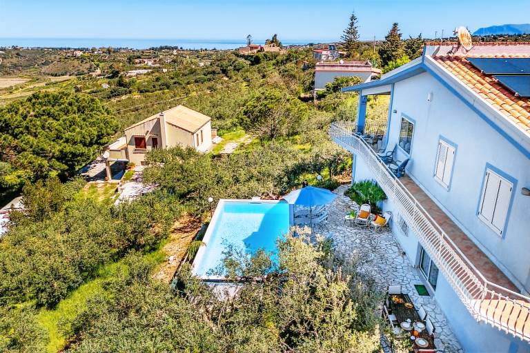Villa with terrace, grill & private pool | Pets allowed — photo 4