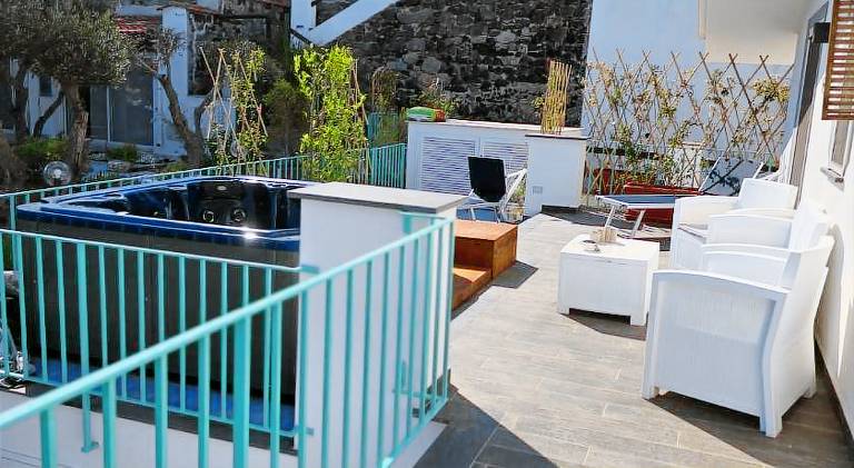 House with yard, terrace & hot tub — photo 5