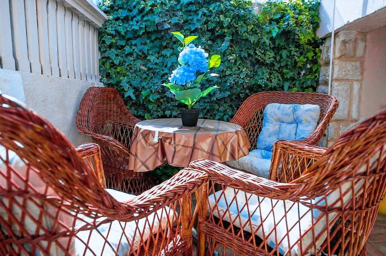 Apartment with terrace, barbeque & yard — photo 4