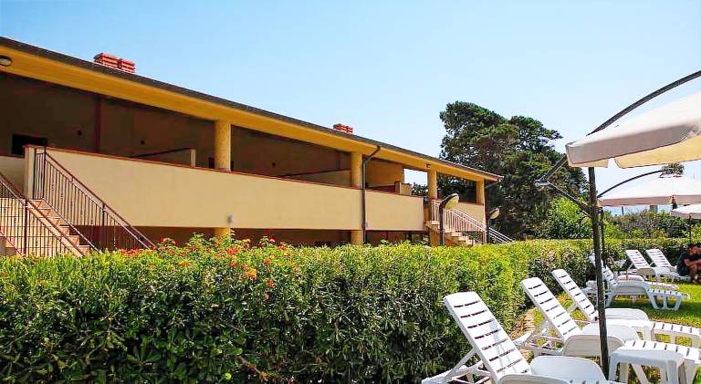 Apartment with yard, terrace & pool — photo 3