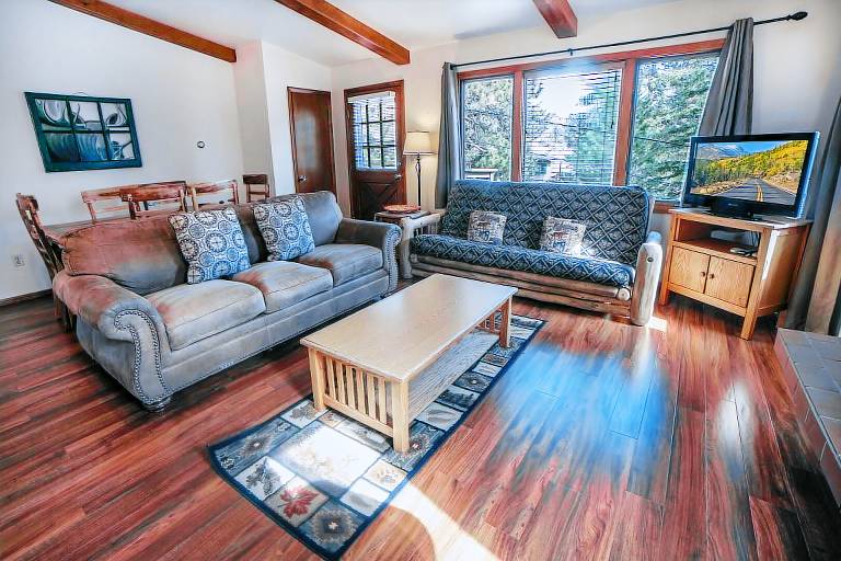 Cabin with private pool — photo 3