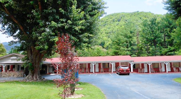 Travelowes Motel - Maggie Valley — photo 4