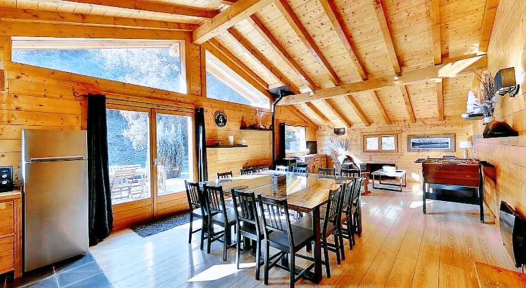 Chalet with hot tub — photo 4