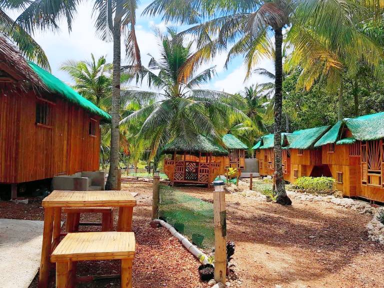 Bungalow with yard & pool — photo 5