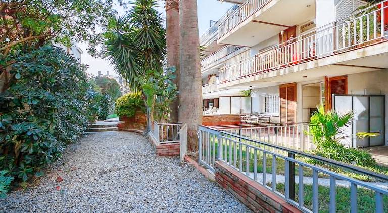 Holiday apartment with yard & pool — photo 4