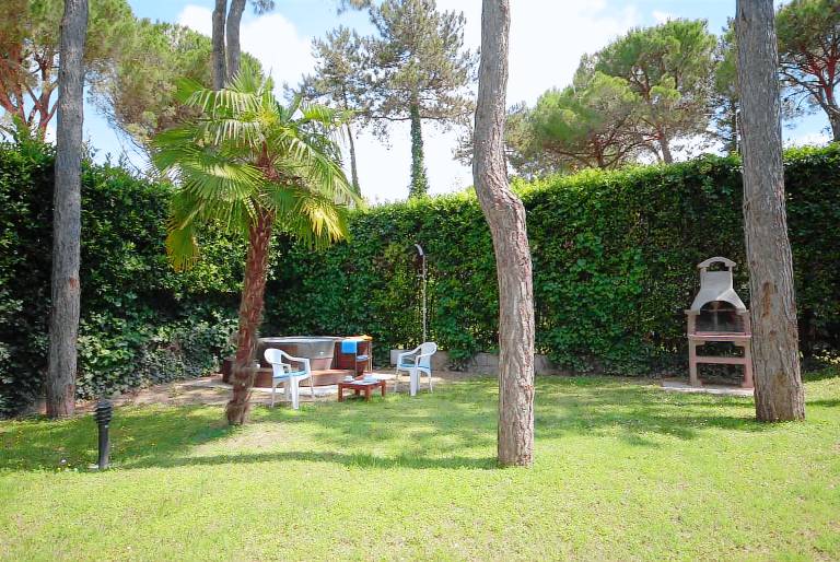 Nice house with barbeque, yard & jacuzzi | Pets allowed — photo 5