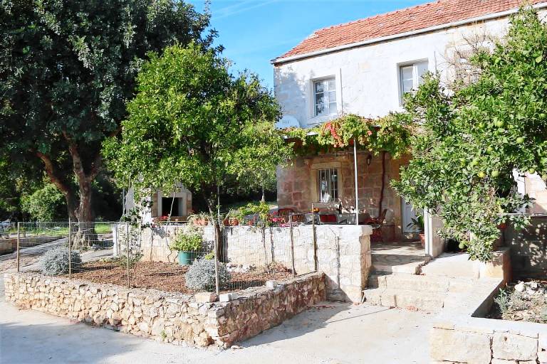 Fully equipped pleasant house with terrace, garden & barbeque | Sea view | Next to the beach | Pets are welcome in Orebic