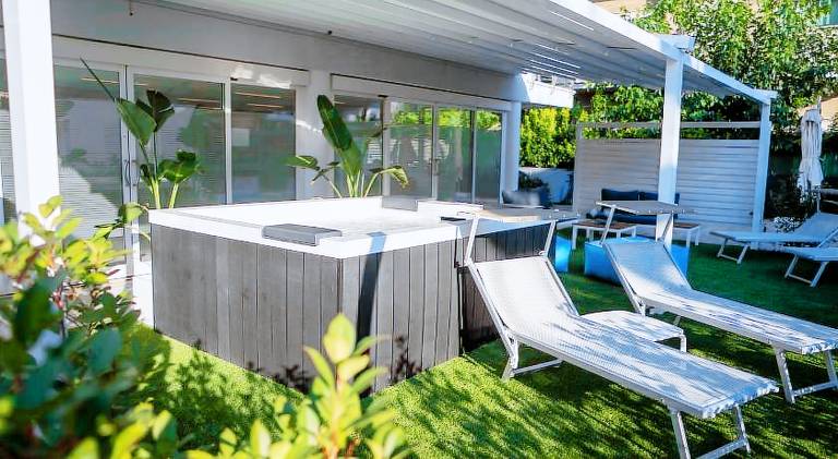 Apartment with jacuzzi & garden — photo 2