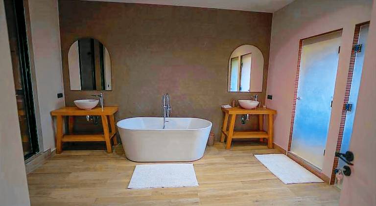 Villa with pool — photo 4