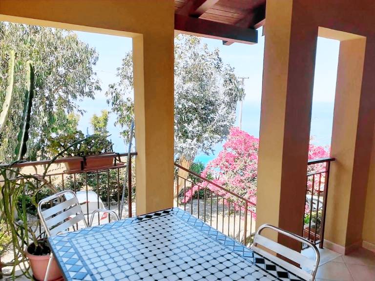 Apartment with patio, BBQ & yard — photo 2