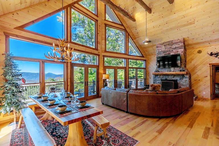 Rested Traveler - Pet Friendly log cabin with views, pool table & hot tub near Blowing Rock! — photo 5