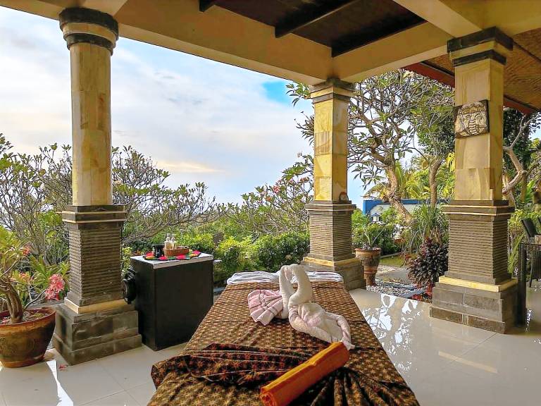 Child-friendly villa with yard, patio & private pool | Suitable for remote work | Pet-friendly — photo 3