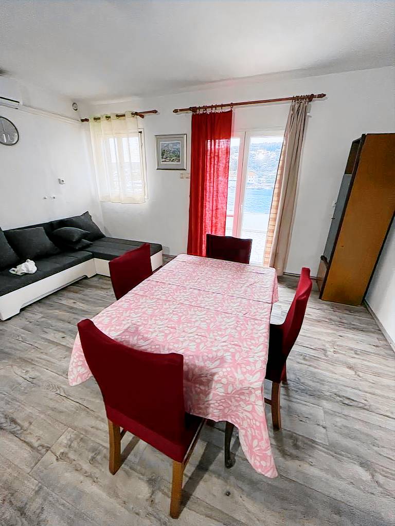 Two bedroom apartment near beach Jelsa, Hvar (A-22256-a) — photo 3