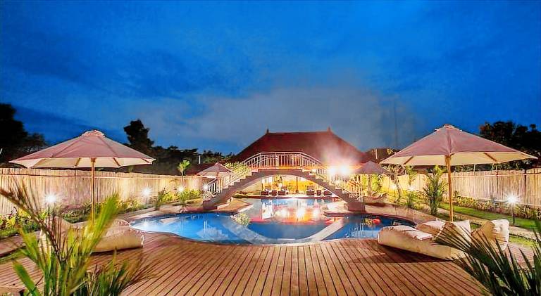 Bungalow with pool, terrace & garden — photo 2