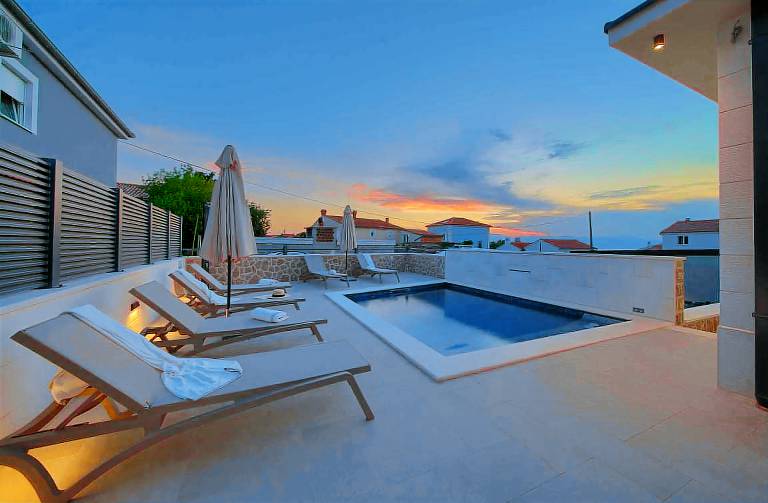 Rental with barbeque, pool & terrace | Pool view — photo 3