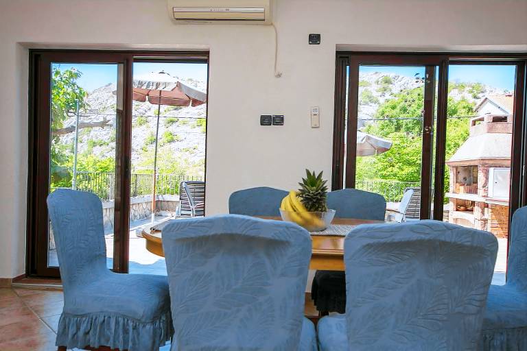 Fully equipped beautiful rental apartment with garden, barbeque & patio | Garden view | Pets allowed — photo 5