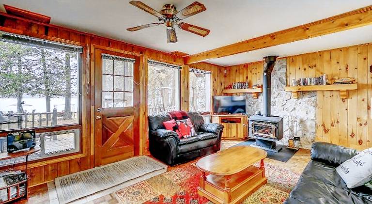 Lovely waterfront private cottage with hot tub in Kawartha Lakes — photo 2