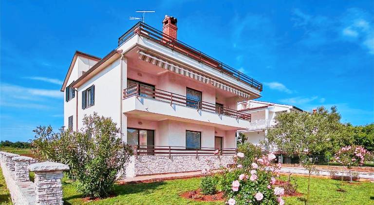 Nice holiday apartment with terrace & yard | Pet-friendly — photo 2