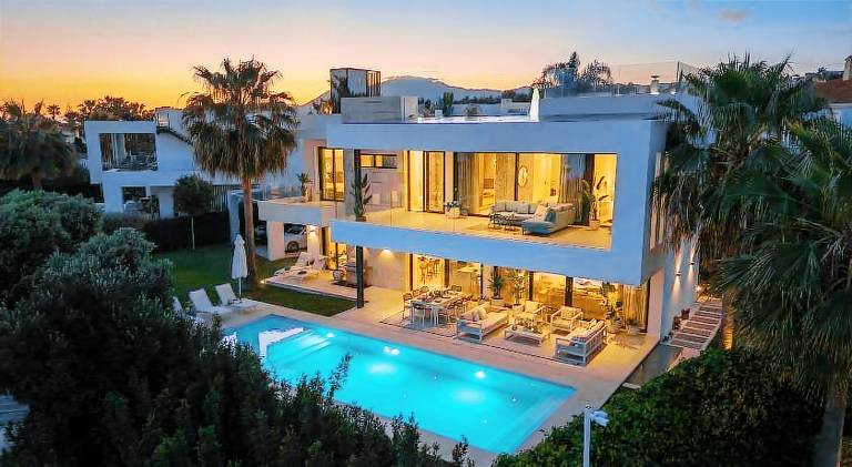 Villa with hot tub & pool in Estepona