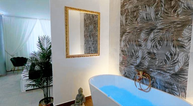 Vacation home with hot tub & pool — photo 3