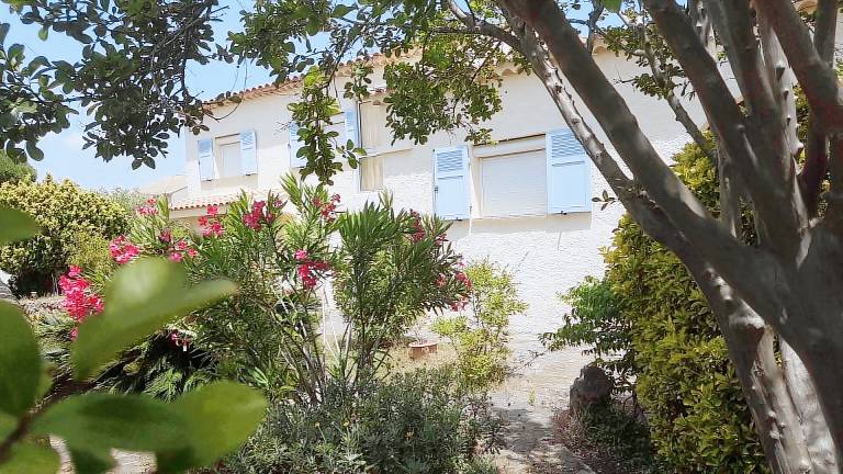 Spacious villa with BBQ, yard & patio | Garden view | Pets are welcome — photo 2
