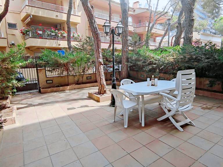 Rental apartment with yard — photo 2