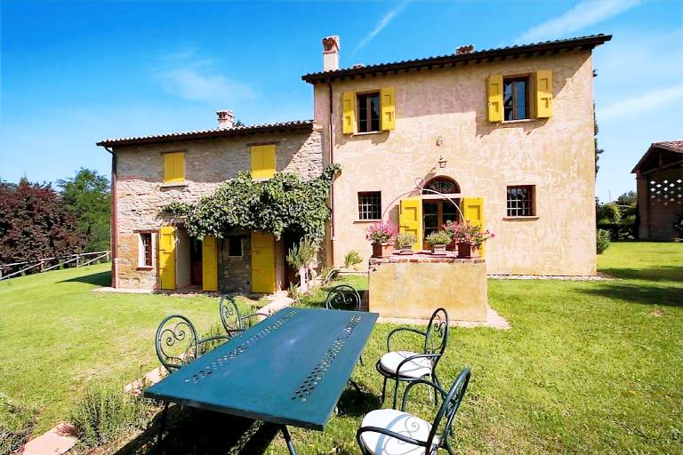 Vacation home with yard & private pool | Pet-friendly in Ravenna