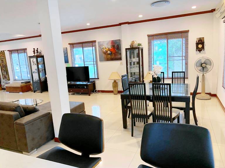 Family-oriented vacation home with private pool | Mountain view | Dogs allowed — photo 4