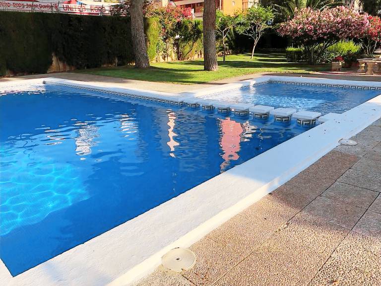 Apartment with pool & yard in Benidorm